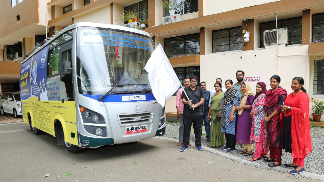 ജില്ലാ ഇൻഫർമേഷൻ ഓഫീസിന്റെ പ്രചാരണ വാഹനം കളക്ടർ ഫ്ലാഗ് ഓഫ്‌ ചെയ്തു