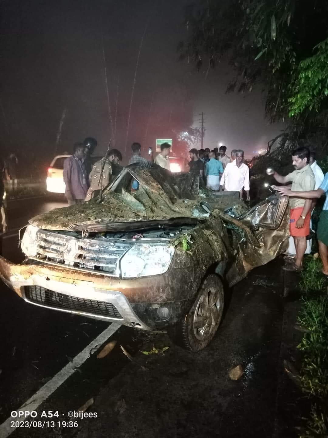 കാറിനു മുകളിലേക്ക് പാറയും മണ്ണും ഇടിഞ്ഞ് വീണ് ഒരാള്‍ മരിച്ചു