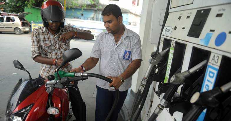 സംസ്ഥാനത്ത് ഇന്ധന ക്ഷാമം രൂക്ഷം, പമ്പുകൾ പലതും അടച്ചിടുന്നു.