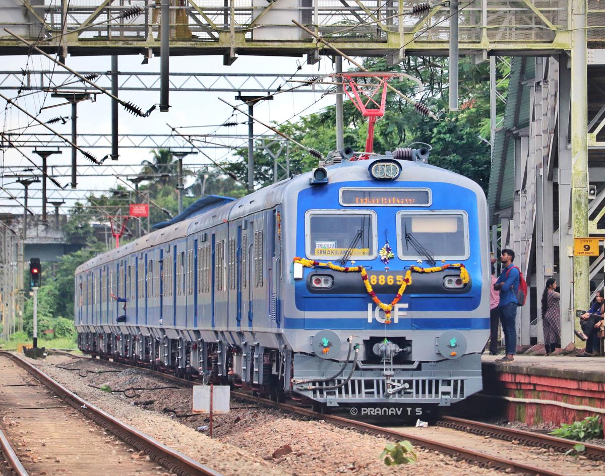 അഞ്ച് ട്രെയിനുകൾ കോട്ടയത്തേക്ക് നീട്ടണമെന്ന് ആവശ്യം; കൊല്ലം – എറണാകുളം രാത്രികാല മെമു ശനിയാഴ്ച മുതൽ