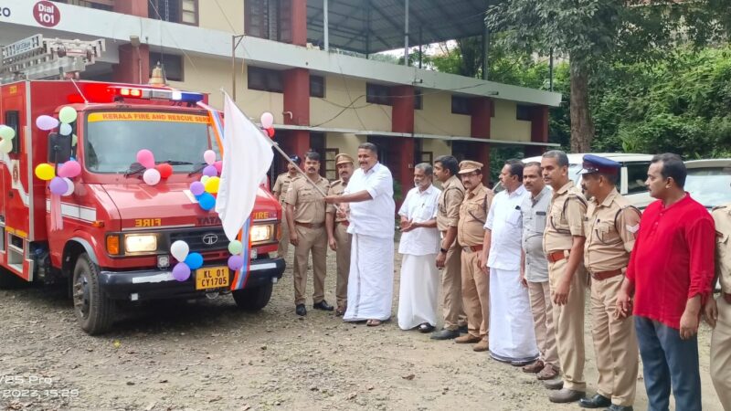 കോതമംഗലം അഗ്നിരക്ഷാനിലയത്തിന് പുതിയ വാഹനം; ആന്റണി ജോൺ എം.എൽ.എ ഫ്ലാഗ് ഓഫ് ചെയ്തു