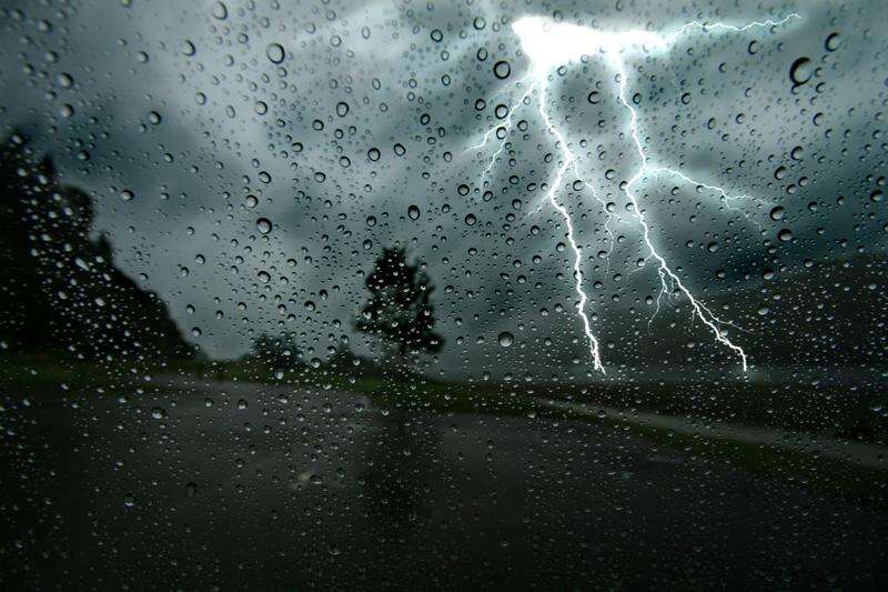 ഇടിമിന്നലിനൊപ്പം ശക്തമായ മഴയും; 40 കി.മീ വരെ വേഗതയിൽ കാറ്റിനും സാധ്യത