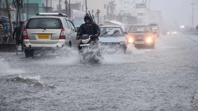 സംസ്ഥാനത്ത് ശക്തമായ കാറ്റും മഴയും, കടലാക്രമണത്തിനും സാധ്യത