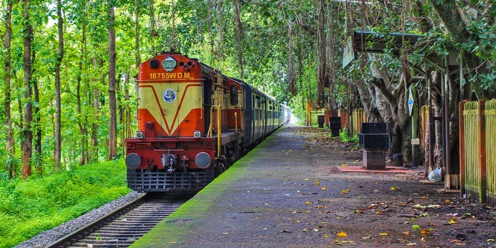 നിലമ്പൂരില്‍ പാസഞ്ചര്‍ ട്രെയിനിന്‍റെ എഞ്ചിന്‍ പാളം തെറ്റി.