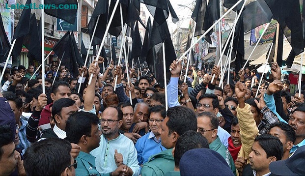 മുഖ്യമന്ത്രിക്ക് നേരെ കരിങ്കൊടി പ്രതിഷേധം : മനുഷ്യാവകാശ കമ്മീഷൻ കേസെടുത്തു.