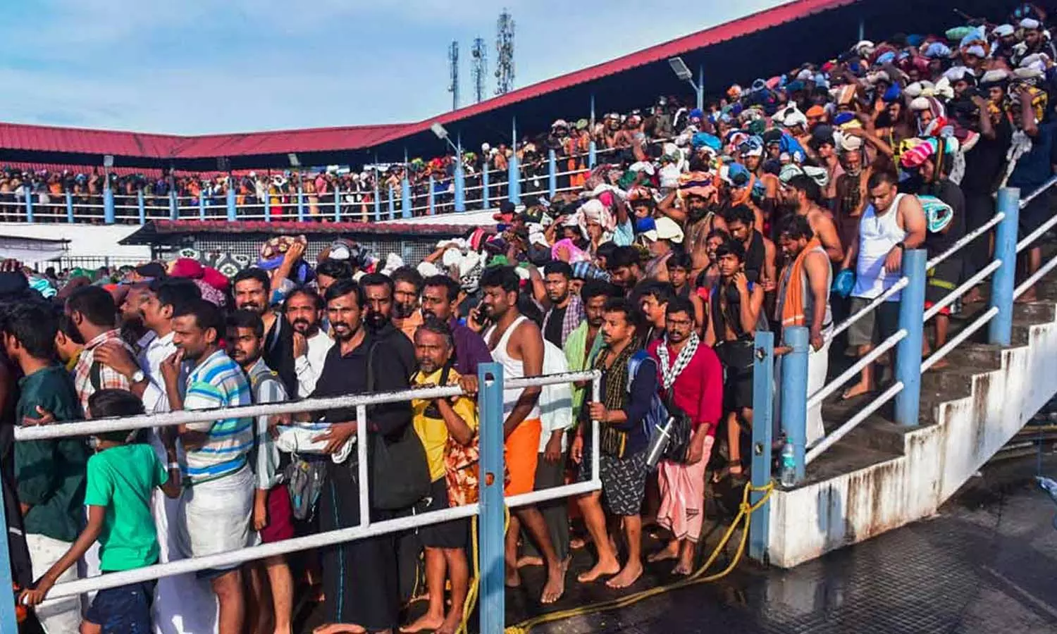 ശബരിമലയിൽ തീര്‍ത്ഥാടകൻ കുഴഞ്ഞുവീണ് മരിച്ചു.