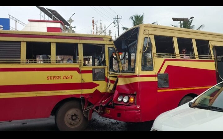 കെ എസ് ആർ ടി സി ബസുകൾ കൂട്ടിയിടിച്ച് അപകടം; മുപ്പതോളം പേർക്ക് പരിക്ക്.