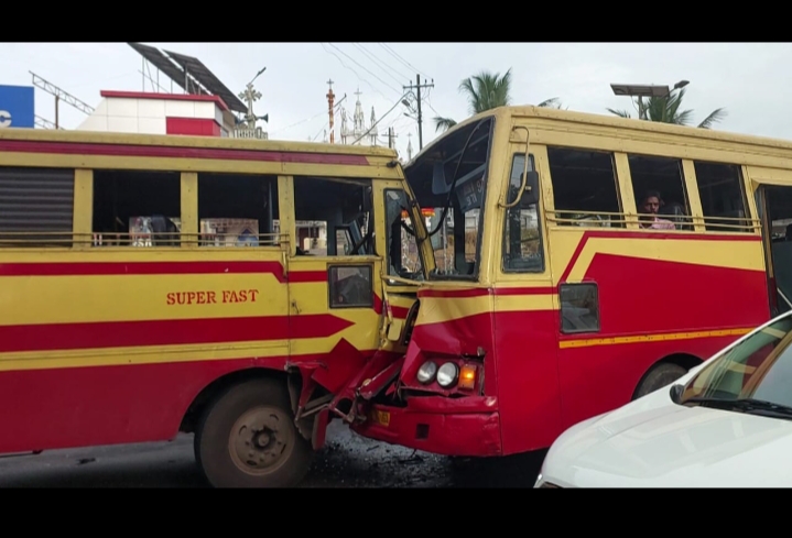 കെ എസ് ആർ ടി സി ബസുകൾ കൂട്ടിയിടിച്ച് അപകടം; മുപ്പതോളം പേർക്ക് പരിക്ക്.